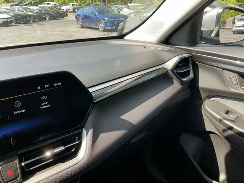 Used 2025 Chevrolet TrailBlazer LT AWD/4WD image 30