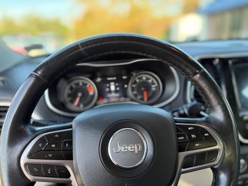 Used 2019 Jeep Cherokee Limited FWD image 34