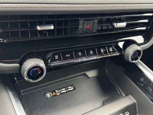 Used 2025 Chevrolet Suburban High Country AWD/4WD image 26