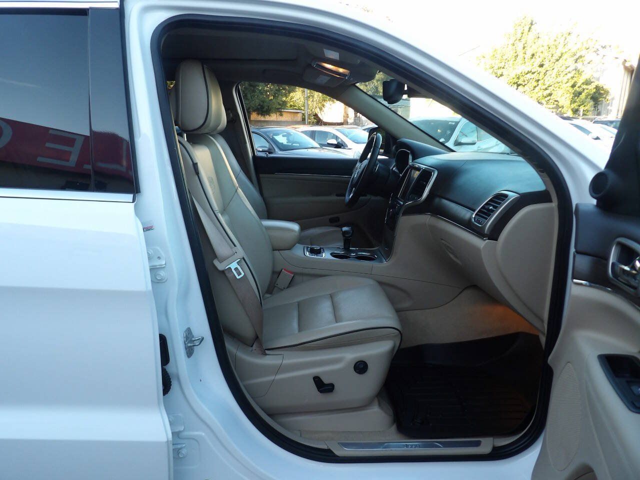 Used 2014 Jeep Grand Cherokee Overland w/ Advanced Technology Group AWD/4WD image 6