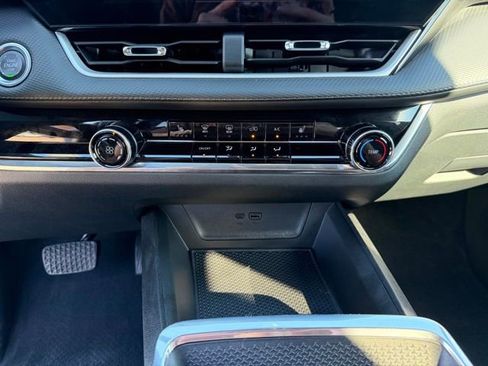 Used 2025 Chevrolet Equinox LT image 17