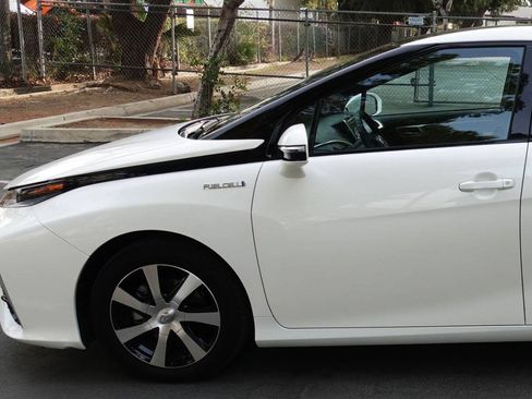 Used 2017 Toyota Mirai FWD image 9