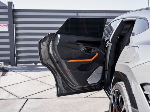 Used 2025 Lamborghini Urus SE image 31