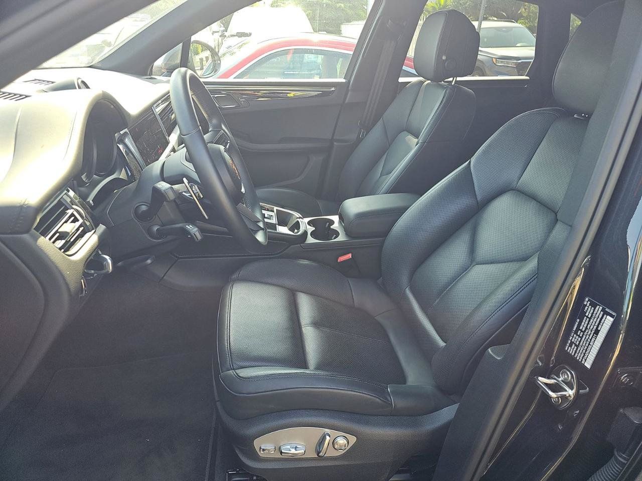 Used 2025 Porsche Macan w/ Premium Package Plus AWD/4WD image 5