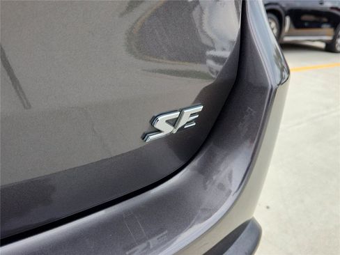 Used 2017 Toyota Highlander SE image 6