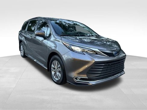 Used 2024 Toyota Sienna XLE image 2