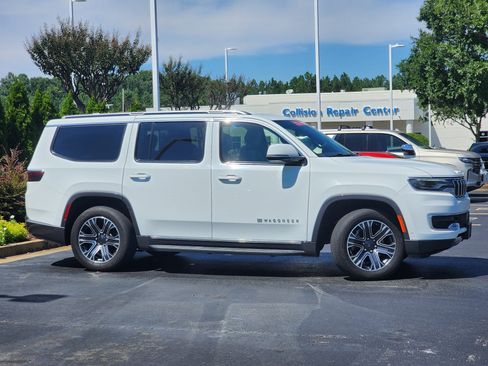 Used 2022 Jeep Wagoneer Series III image 3