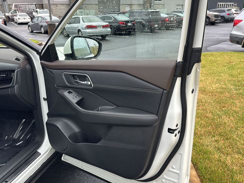 Used 2023 Nissan Rogue Platinum w/ Platinum Premium Package AWD/4WD image 12