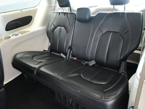 Used 2022 Chrysler Pacifica Touring-L FWD image 15