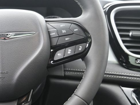Used 2025 Chrysler Pacifica Limited image 29