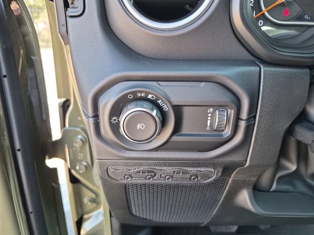 New 2026 Jeep Wrangler Unlimited Sahara AWD/4WD image 32