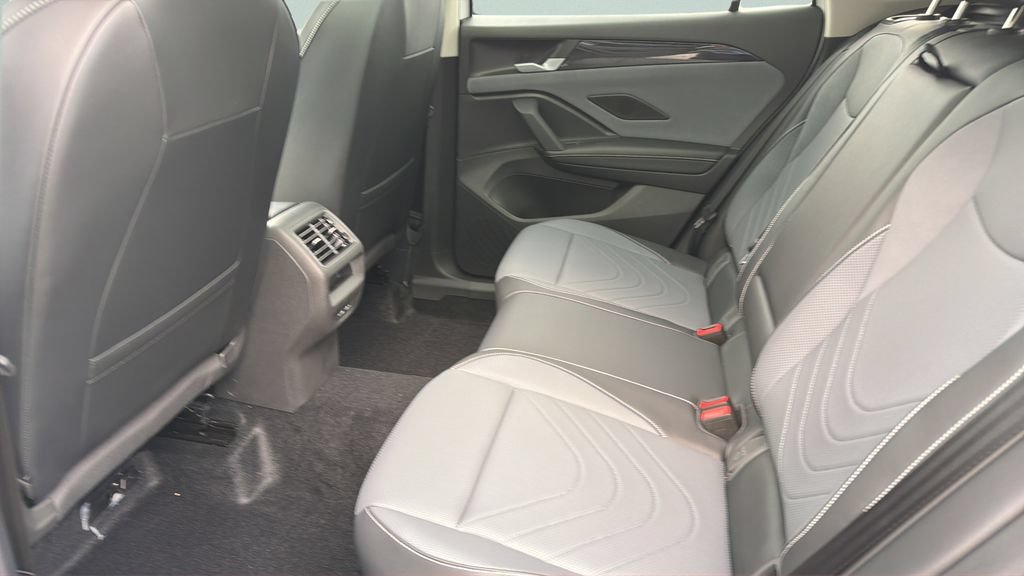 New 2026 Volkswagen Tiguan SE FWD image 32