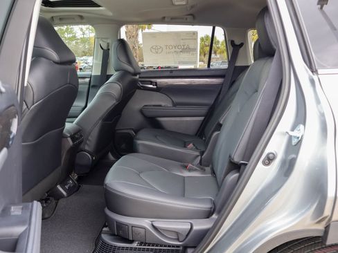 New 2026 Toyota Highlander Limited AWD/4WD image 8