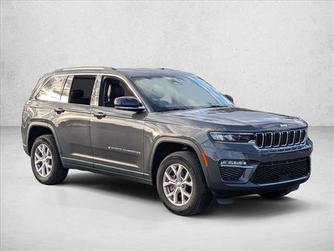 Used 2022 Jeep Grand Cherokee Limited image 3