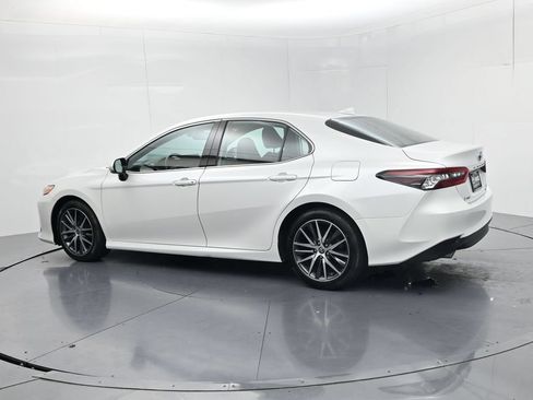 Used 2022 Toyota Camry XLE w/ Cold Weather Package FWD image 5