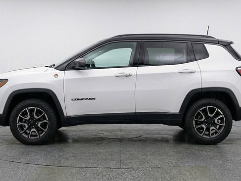 Used 2025 Jeep Compass Trailhawk image 5
