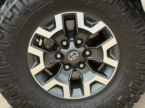 Used 2018 Toyota Tacoma TRD Off-Road image 11