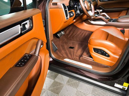 Certified 2022 Porsche Cayenne Turbo AWD/4WD image 8