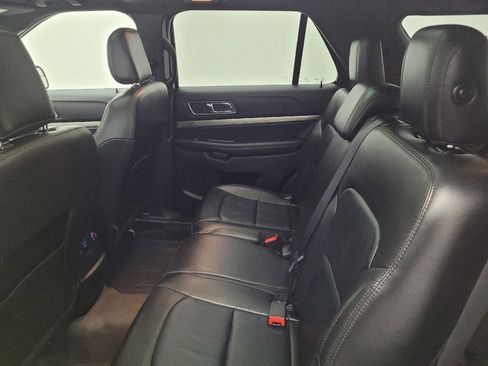 Used 2018 Ford Explorer XLT w/ Equipment Group 202A AWD/4WD image 18