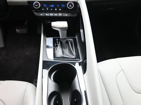 Used 2024 Hyundai Elantra Limited image 13