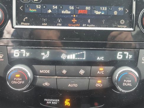 Used 2018 Nissan Rogue SV image 22