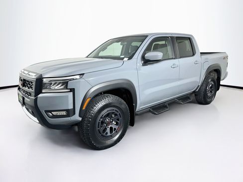 Used 2025 Nissan Frontier PRO-4X AWD/4WD image 3