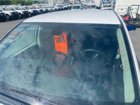 Used 2018 Dodge Grand Caravan SE w/ UConnect Hands-Free Group FWD image 4