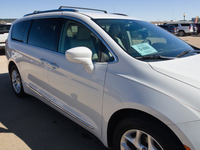 Used 2017 Chrysler Pacifica Touring-L Plus w/ Tire & Wheel Group FWD image 10