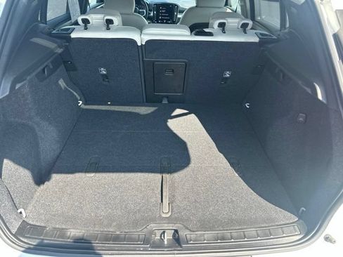 Used 2022 Volvo XC40 T4 Momentum FWD image 16