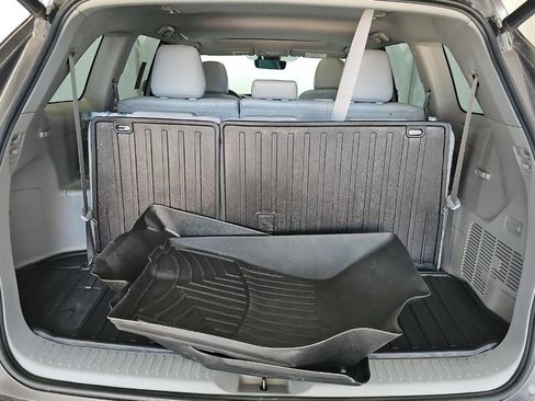 Used 2019 Toyota Highlander XLE image 17