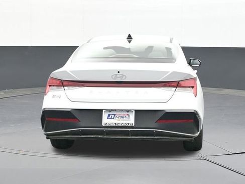 Used 2025 Hyundai Elantra SEL FWD image 12