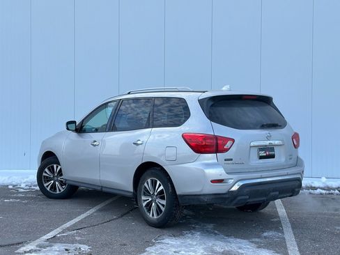 Used 2020 Nissan Pathfinder SV image 3