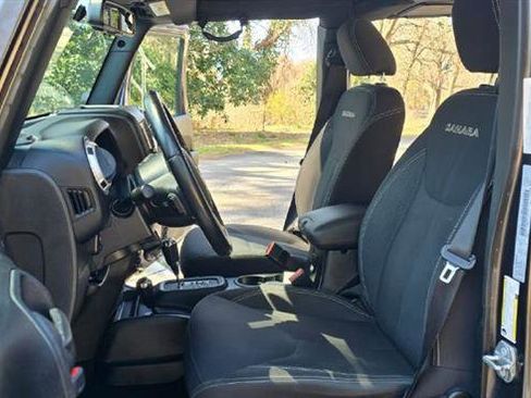 Used 2018 Jeep Wrangler Unlimited Sahara w/ Connectivity Group image 32