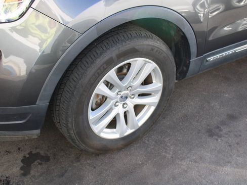 Used 2018 Ford Explorer XLT w/ Equipment Group 202A image 11