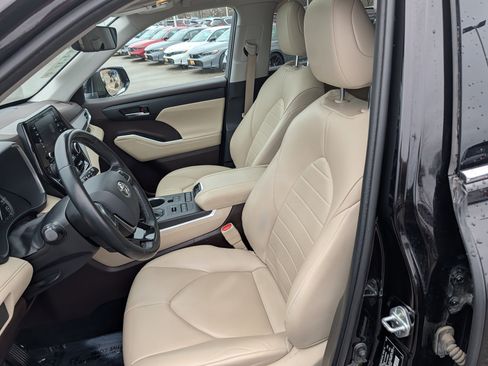 Used 2021 Toyota Highlander XLE image 21