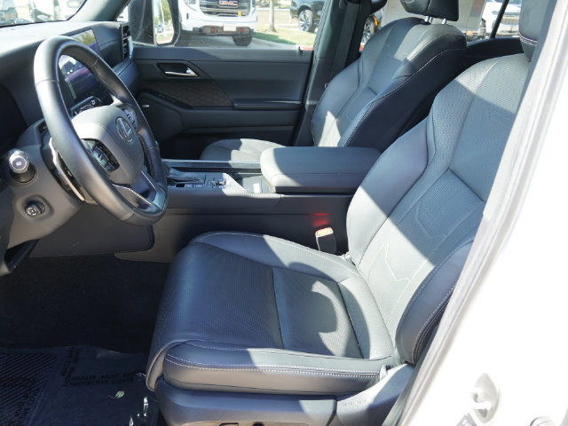 Used 2025 Lexus GX 550 w/ Accessory Package (Z1) AWD/4WD image 32