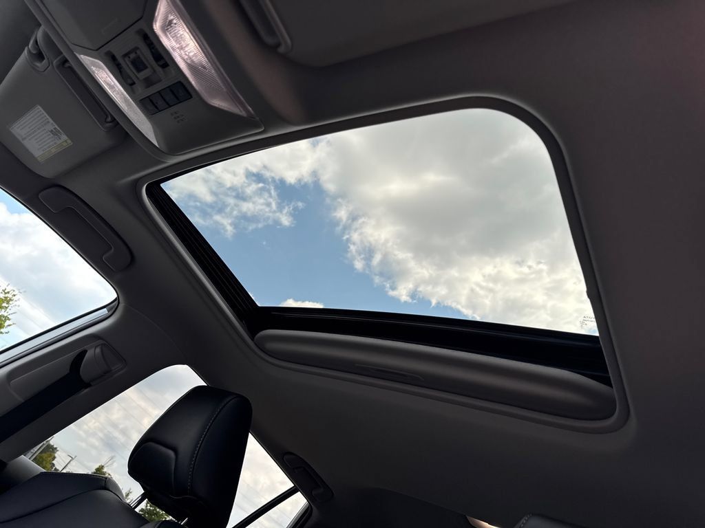 Used 2022 Toyota RAV4 XLE Premium FWD image 33
