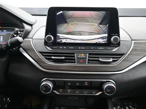 Used 2024 Nissan Altima 2.5 SV FWD image 16