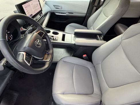 Used 2025 Toyota Sienna XLE FWD image 5