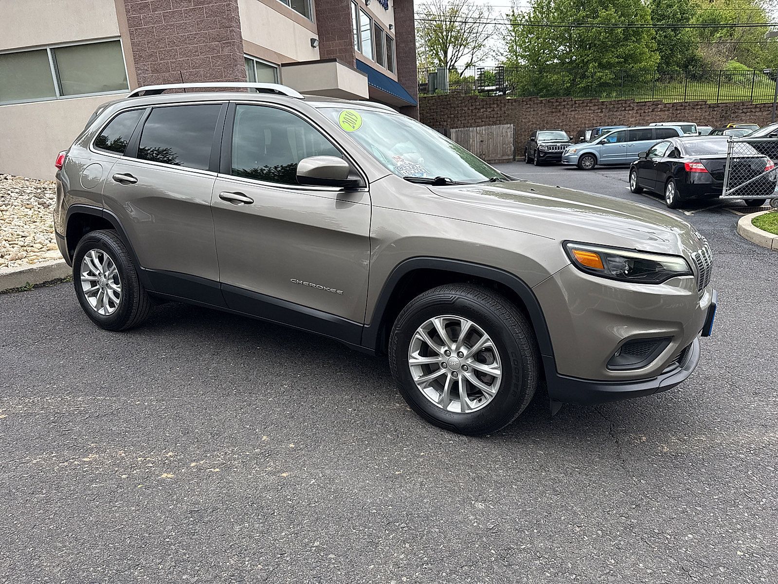 Used 2019 Jeep Cherokee Latitude w/ Cold Weather Group AWD/4WD image 2