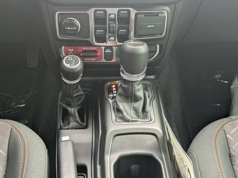 New 2025 Jeep Gladiator Mojave image 17