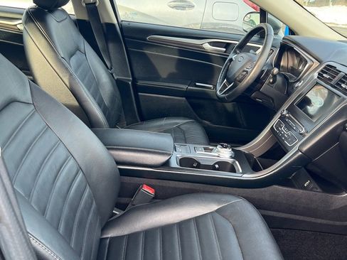 Used 2017 Ford Fusion SE w/ Fusion SE Technology Package image 4