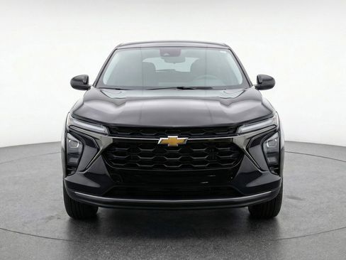 Used 2025 Chevrolet Trax LT w/ LT Convenience Package image 2