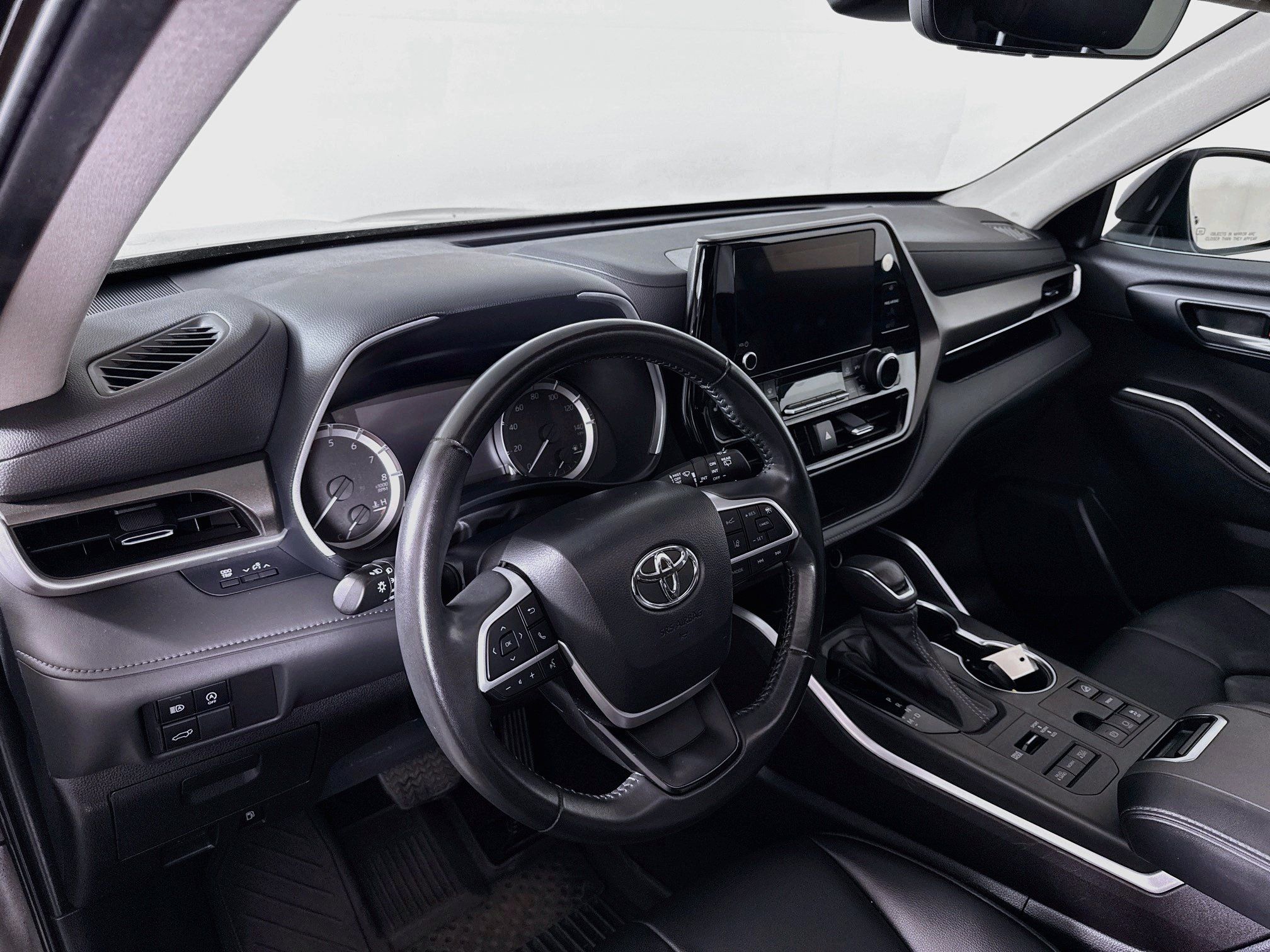 Used 2024 Toyota Highlander XLE AWD/4WD image 9