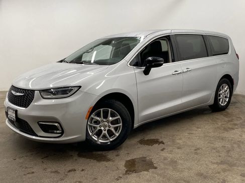 Used 2024 Chrysler Pacifica Touring-L FWD image 1