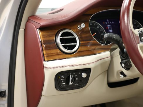 Used 2020 Bentley Bentayga Plug-In Hybrid image 23