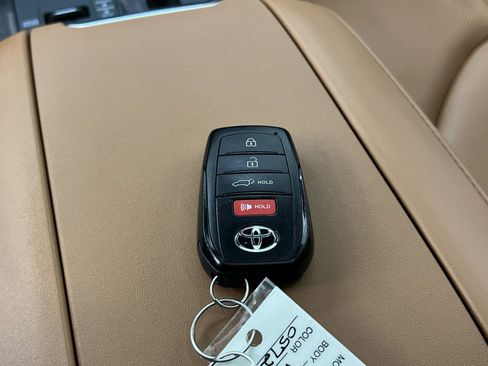 Used 2025 Toyota Highlander Platinum AWD/4WD image 36