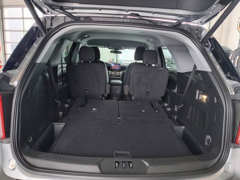 Used 2023 Ford Explorer XLT image 8
