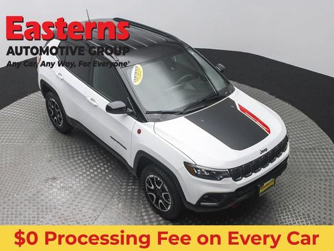 Used 2025 Jeep Compass Trailhawk AWD/4WD image 3
