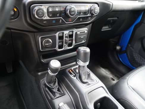 Used 2022 Jeep Wrangler Unlimited Sahara w/ Cold Weather Group AWD/4WD image 28
